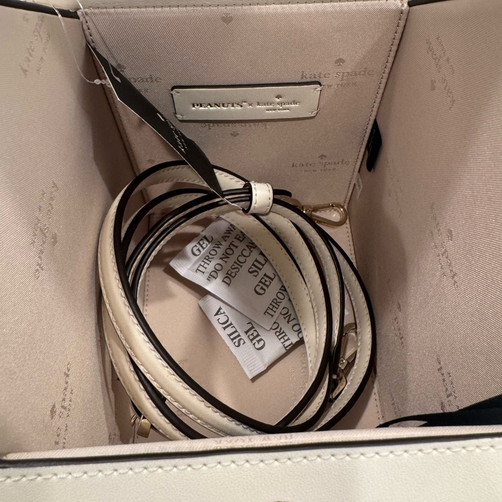 Kate Spade New York X Peanuts Snoopy 3D Dog House Crossbody bag - Picture 4 of 4